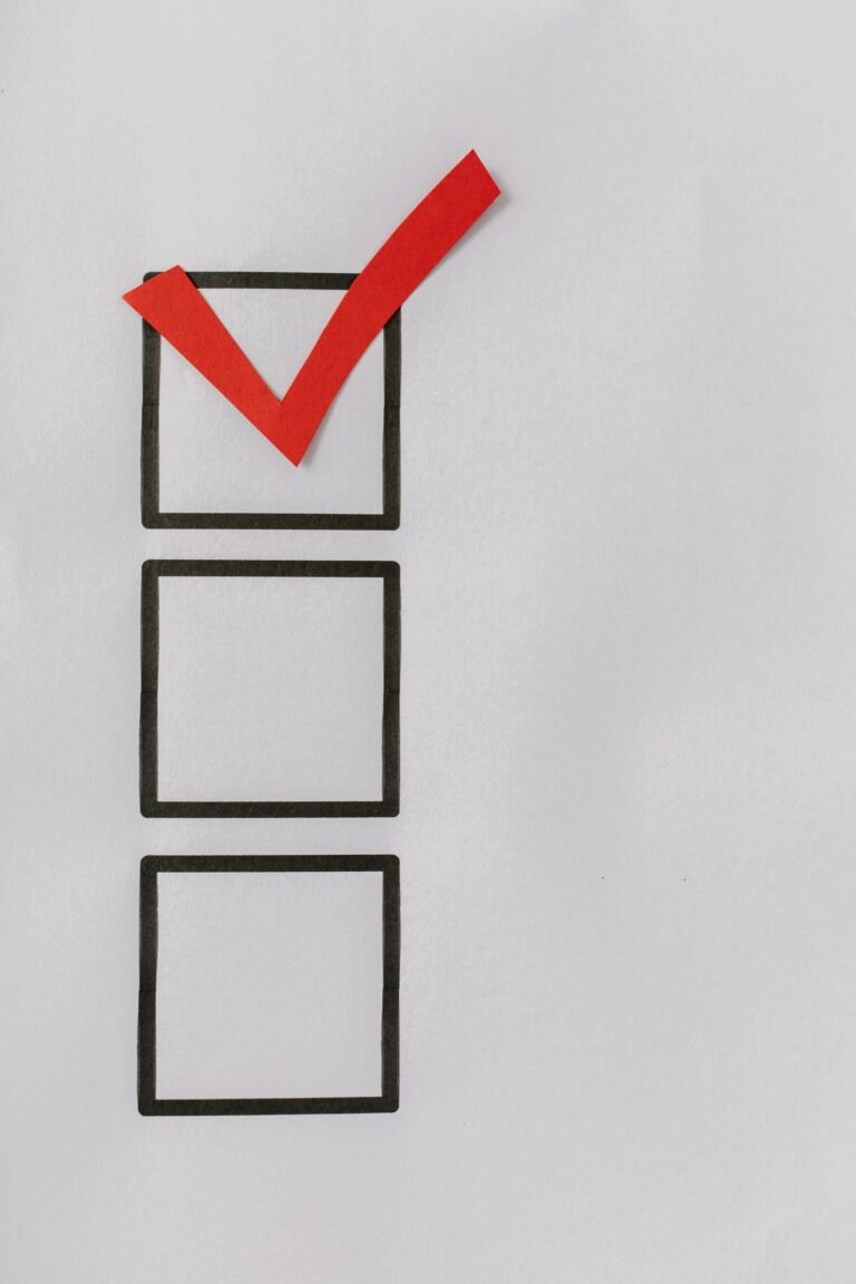 Checklist met drie vakjes waarvan het bovenste is afgevinkt met een rood vinkje.